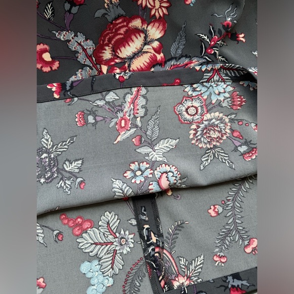 LOFT Dress Long Sleeve Gray
Floral Print Petites Women Size 12
Unlined - Picture 7 of 8